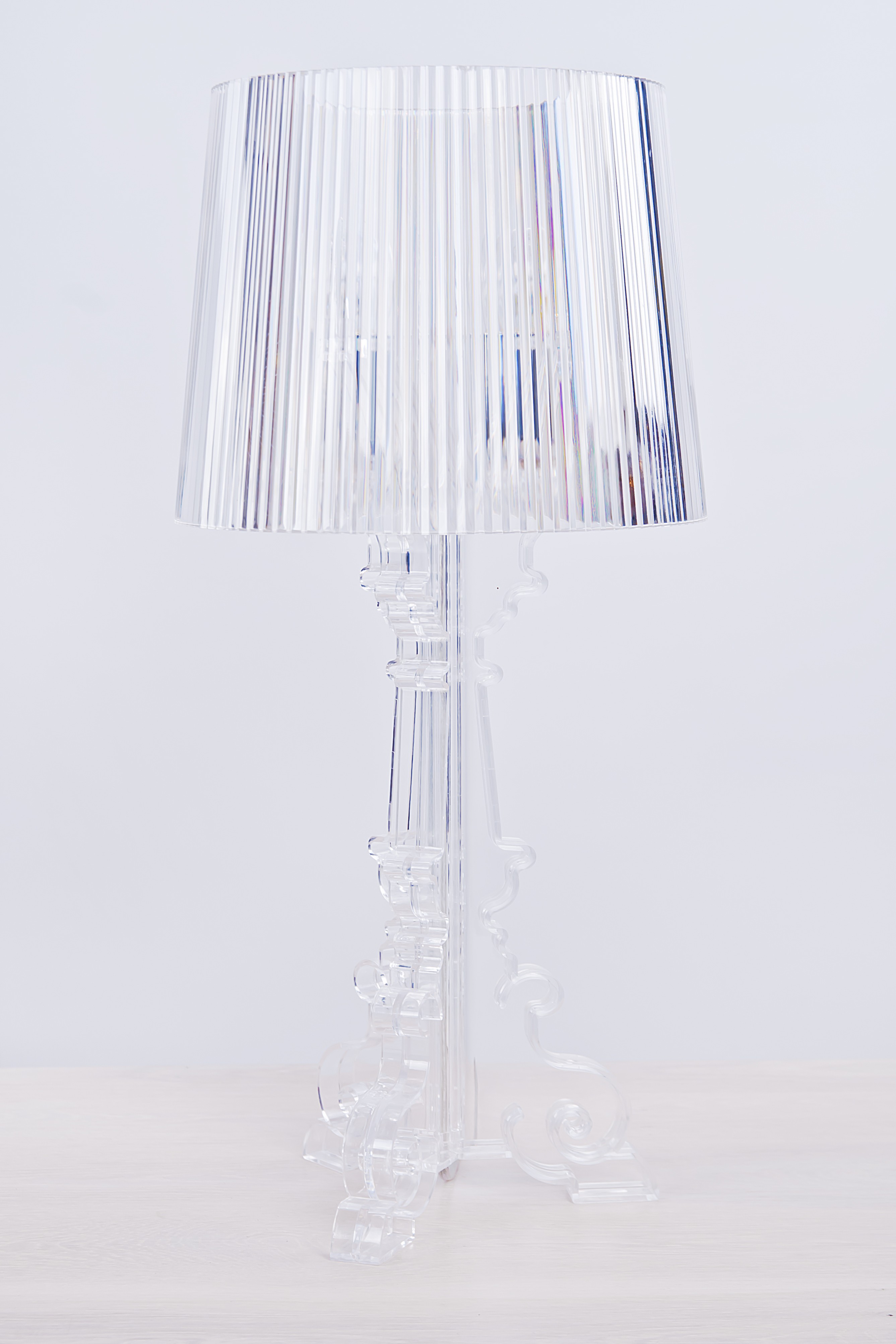 Bezbarwna wersja lampy stołowej Bella 
